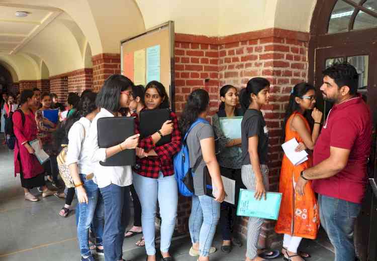1.8 lakh students apply for 20,000 PG seats in DU
