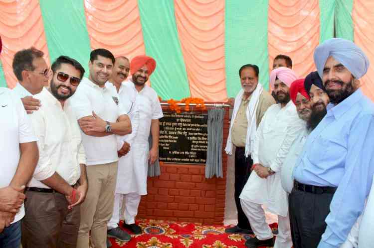 Mayor Balkar Singh Sandhu dedicates beautification and development works in Gian Singh Rarewala Market