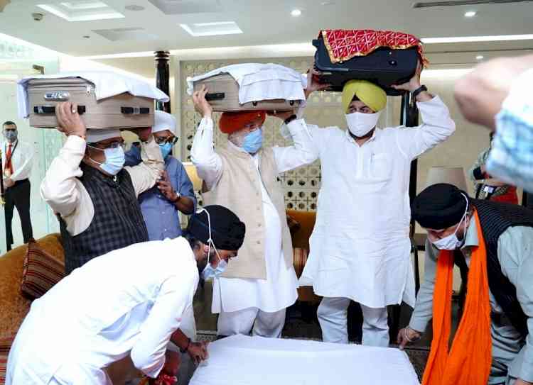 Hardeep Puri receives Sri Guru Granth Sahib brought from Kabul