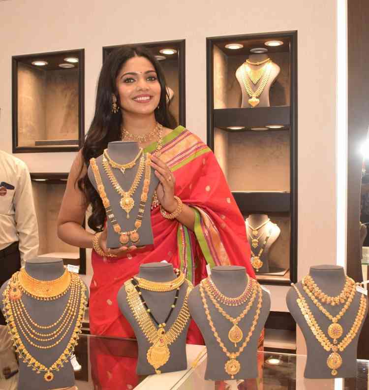 Kalyan Jewellers launches showroom in Nashik