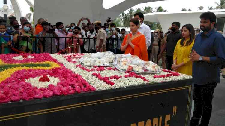 Ahead of 'Thalaivii' release, Kangana visits Jayalalithaa's memorial