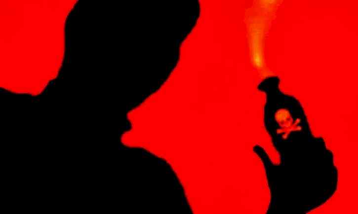 After throwing acid on husband, wife ends life with son in Kerala