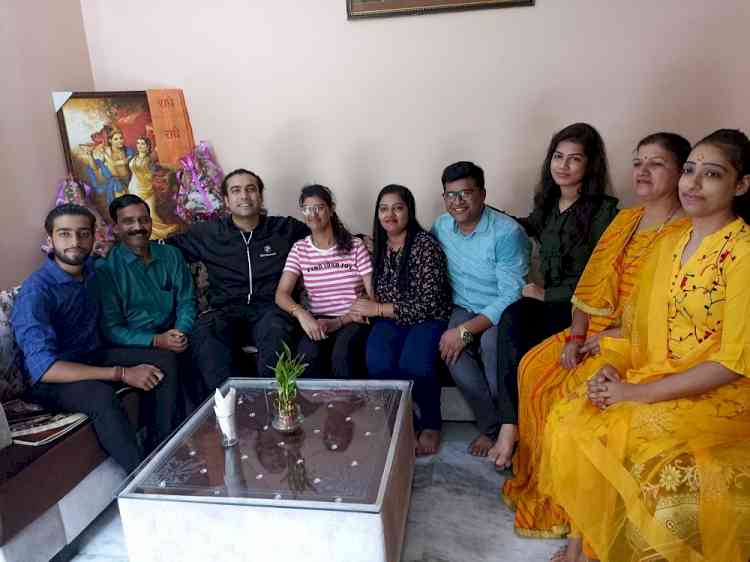 Singer Jubin Nautiyal surprises his fan Himani Bundela- KBC 13 winner by visiting her home in Agra