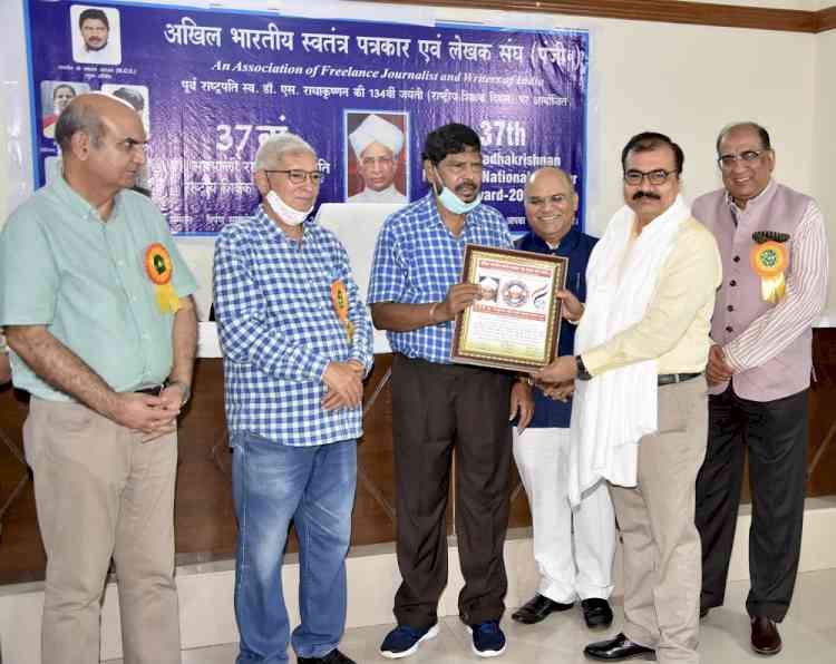 DMCH doctor gets National Award on Teachers Day