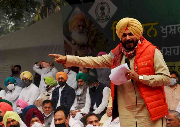 'Sidhu anti-national', Amarinder says he will fight move to make him CM