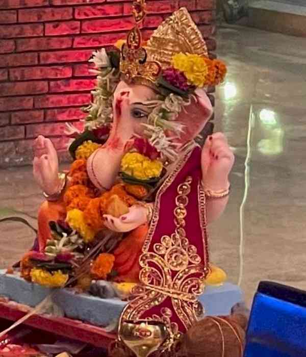 SRK bids farewell to 'Ganpati Bappa'