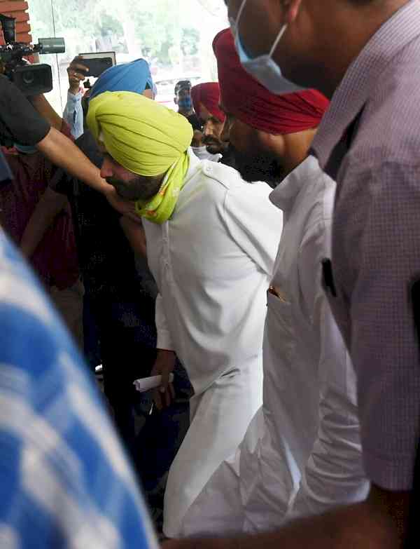 Opting chartered jet by Punjab CM, Sidhu draws flak