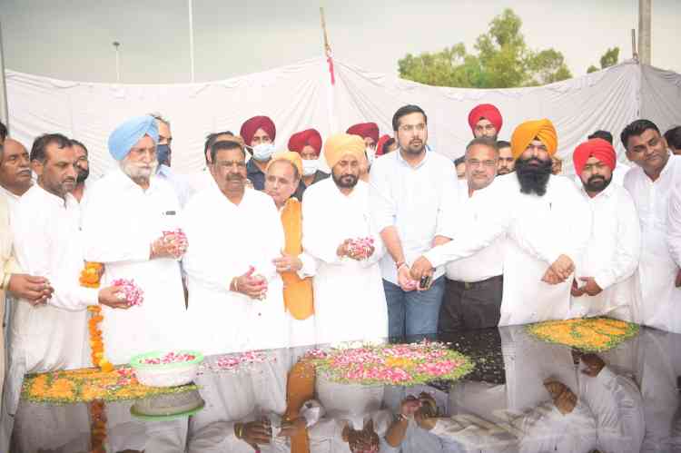 Punjab CM exhorts people to follow footsteps of great martyrs