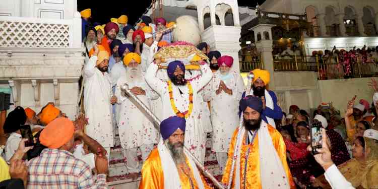 Punjab CM pays obeisance at Sri Darbar Sahib, Shri Durgiana Mandir and Bhagwan Valmiki Tirath Sthal in Amritsar