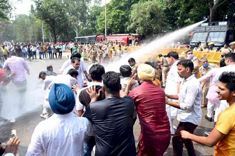 Chandigarh Cong gheraoes MC, stages massive protest over BJP’s “anti-public” policies