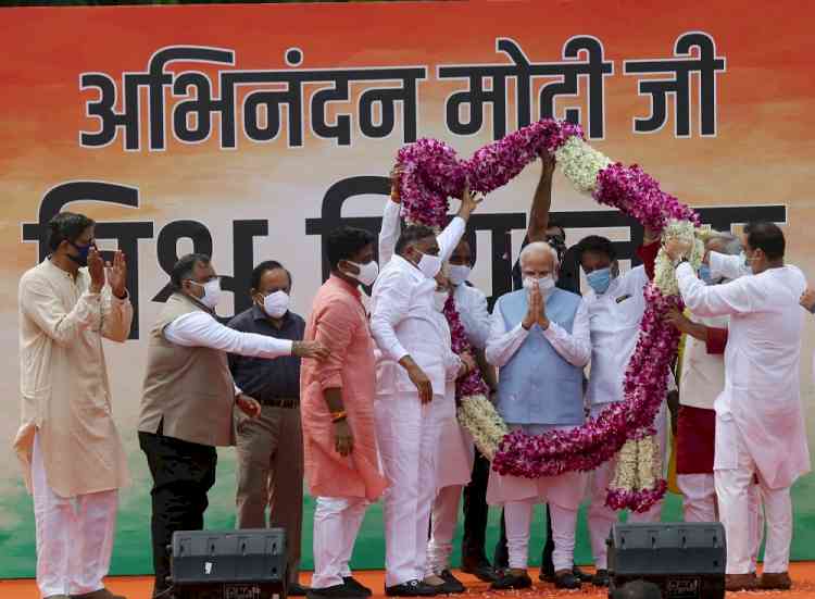 Grand welcome to PM Modi at airport on return from US