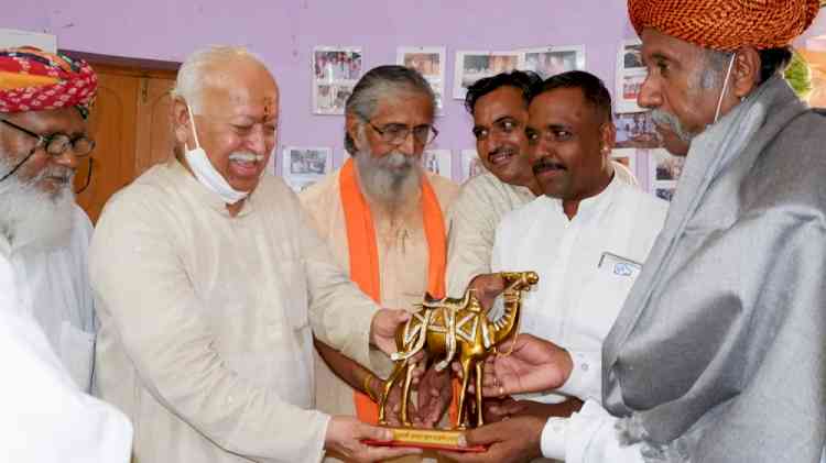 Bhagwat meets Padma Shri Anwar Khan Baeeya in Barmer