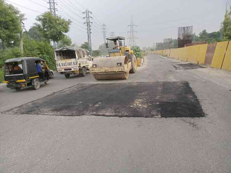 Hours after Bharat Bhushan Ashu’s meeting, MC officials start repair of city roads