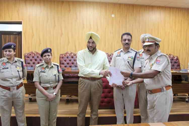 CP honours 36 cops for including team that cracked Rs 35 lakh robbery 
