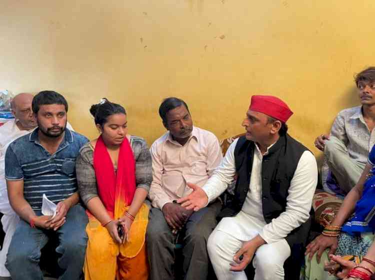 Akhilesh meets Kanpur businessman's family, seeks judicial probe