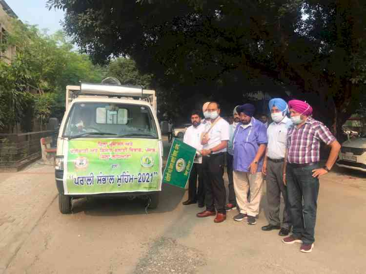 DC flags off awareness vans to sensitize farmers about harmful effects of stubble burning