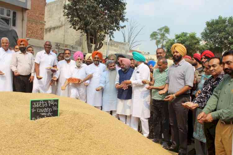 Bharat Bhushan Ashu and Gurkirat Singh Kotli kick-start paddy procurement in Asia’s biggest grain market at Khanna