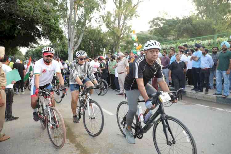 Sea of humanity joins Bharat Bhushan Ashu, DC, CP and MC Commissioner during Cyclothon and Walkathon