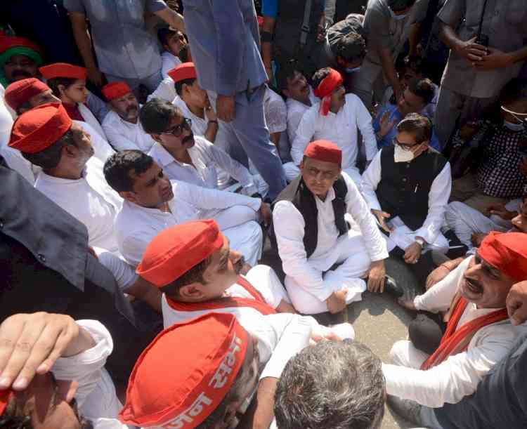 Akhilesh, Ram Gopal, Shivpal released in Lucknow