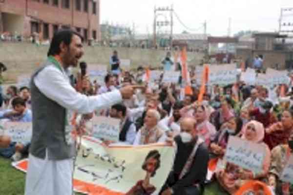 Cong protest in Srinagar against Priyanka's arrest