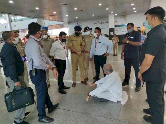 Bhupesh Baghel stopped from coming out of Lucknow airport