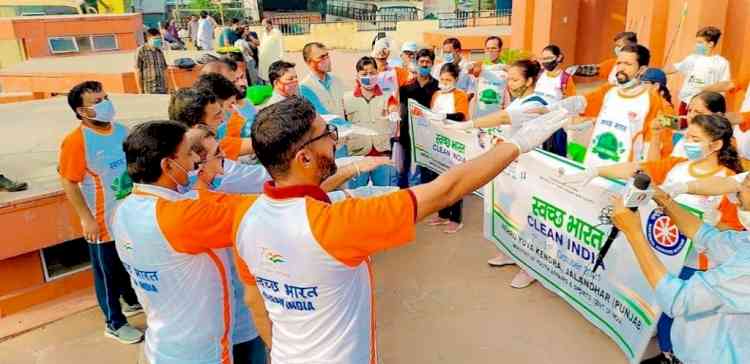 Volunteers of NSS unit of Lyallpur Khalsa College participated enthusiastically in Plogging Run under Clean India Campaign