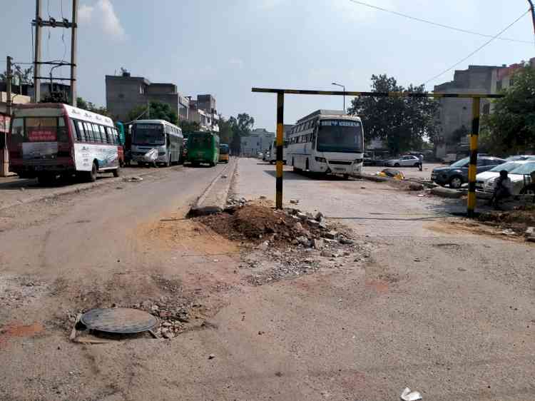 Improvement Trust Ludhiana installs height barriers to prevent illegal parking of buses