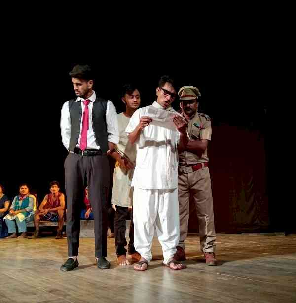 Rajasthani artists entertained audience with traditional style of drama Nautanki on 9th day