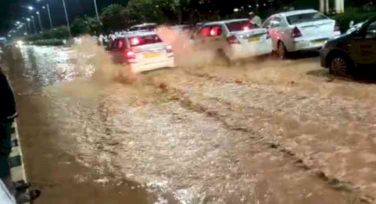 B'luru airport flooded, travellers face harrowing time