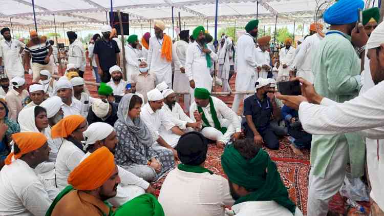 Priyanka takes part in 'antim ardas' of deceased farmers