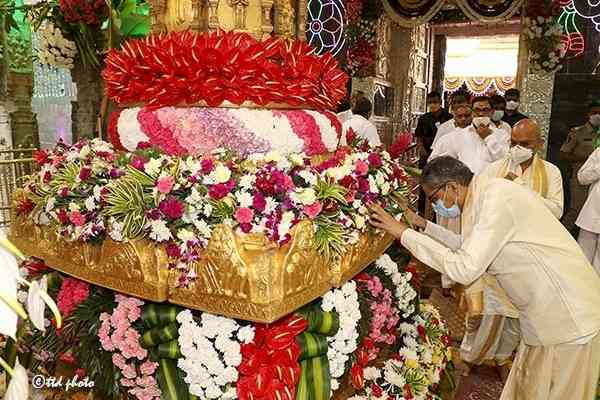 Chief Justice of India offers prayers at Tirumala