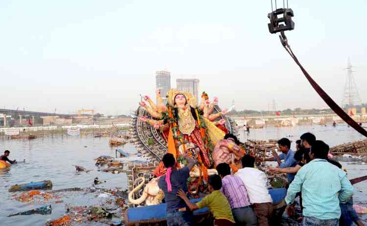 Devotees immerse Durga idols in Yamuna despite ban