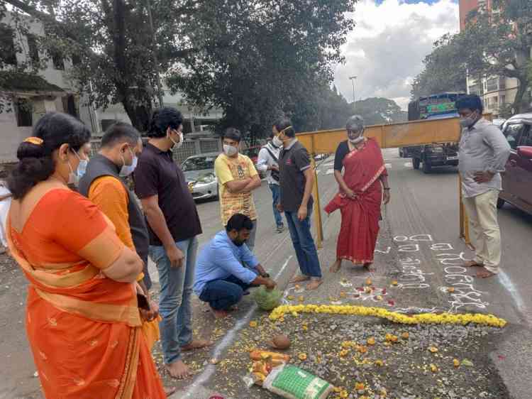 Activists to perform 'pothole pooja' in B'luru to embarrass govt