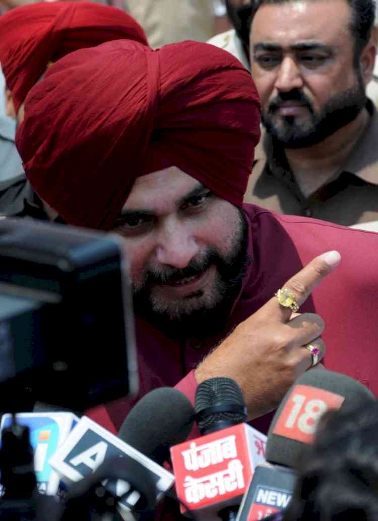 Sidhu meets Rahul Gandhi, withdraws resignation as Punjab Cong president