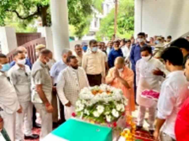 Yogi, Akhilesh pay last respect to former UP Assembly Speaker