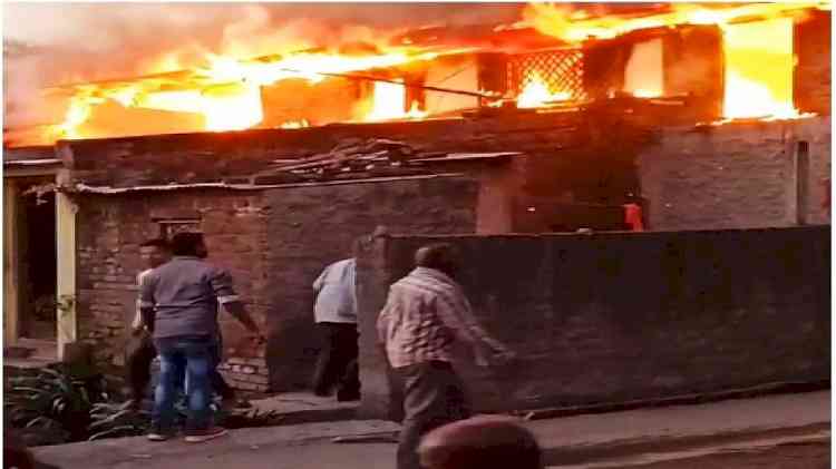 After mega fight with wife, Maha man burns his home, neighbourhood
