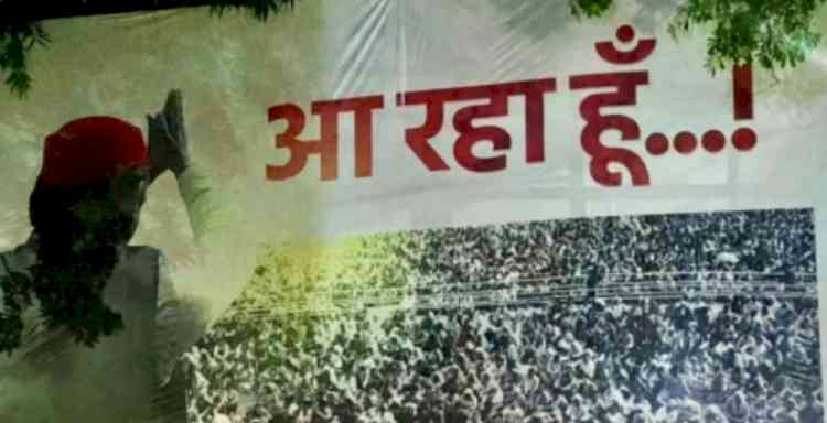 'Aa raha hoon main', says SP hoarding with countdown clock