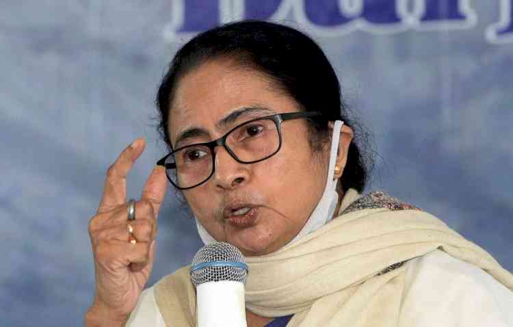 Mamata Banerjee strolls around Kurseong, has tea at roadside stall