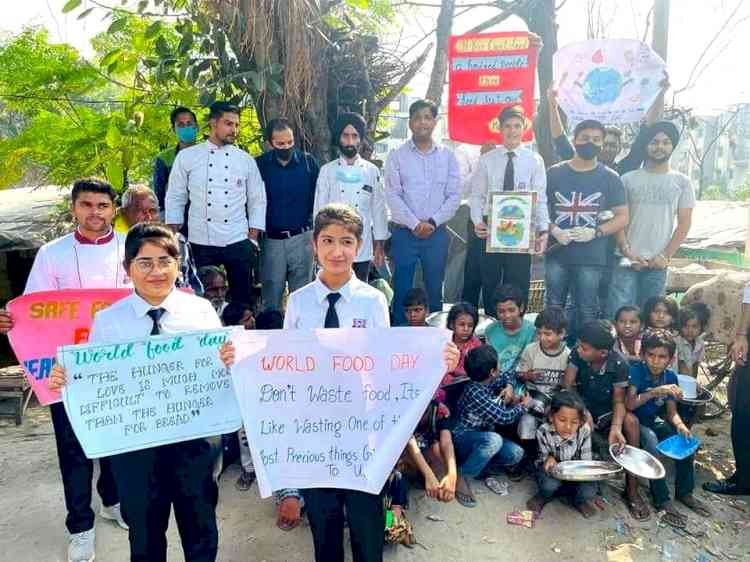 दोआबा कॉलेज द्वारा प्रोजेक्ट सम्पर्क  के तहत खाद्य पदार्थ वितरित