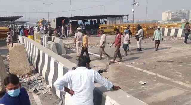 Delhi Police removing barricades at Tikri, Ghazipur borders