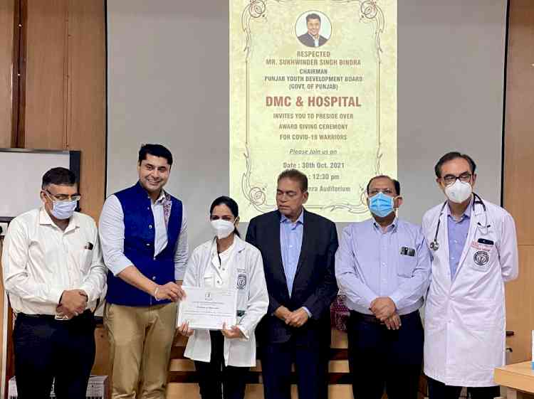 PYDB chairman Sukhwinder Singh Bindra felicitates doctors of DMCH for their crucial role in handling Covid-19 pandemic 