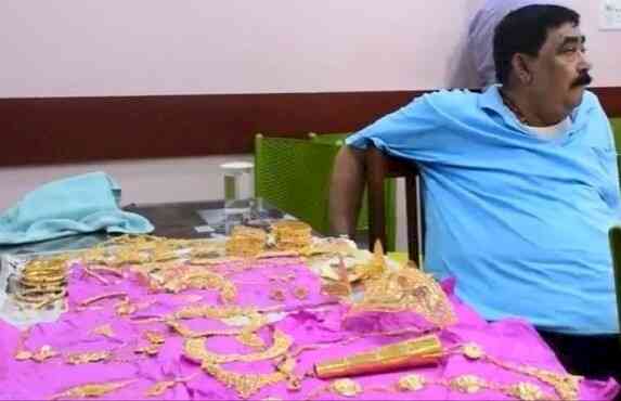 Trinamool leader decorates Kali idol with over 6 kg gold, draws flak