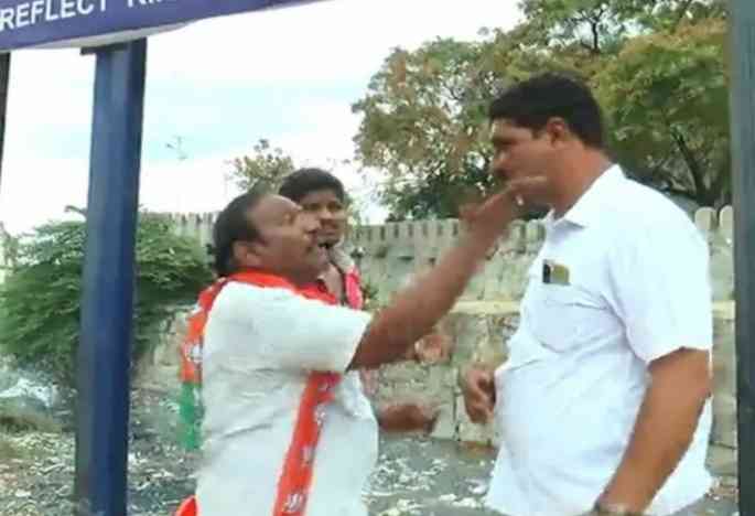 Karnataka BJP leader slaps, hits policemen during protest