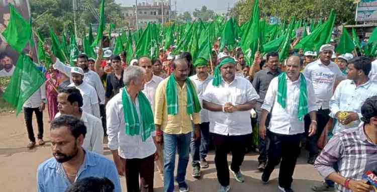 Amaravati farmers continue foot march on Diwali