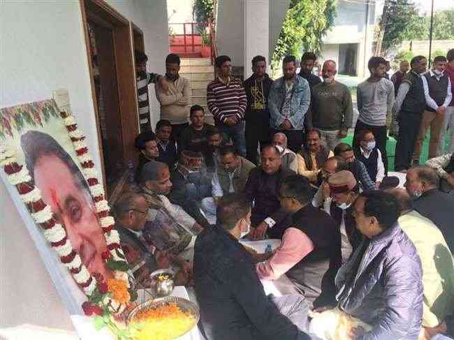 CM paid visit to houses of Congress leaders in Kangra