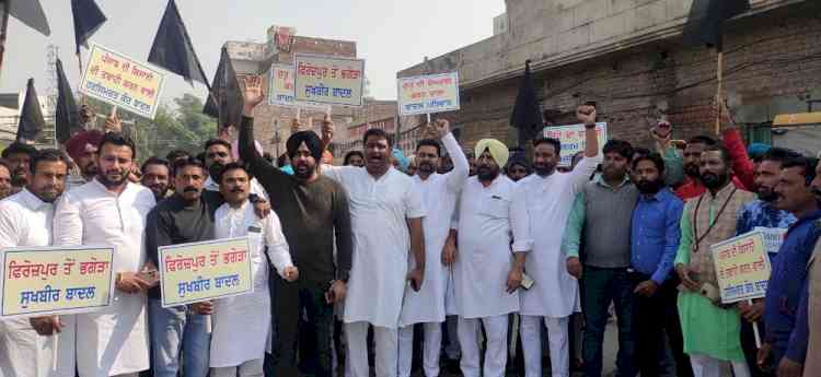 Congress workers, farmer union leaders protest during visit of Harsimrat Kaur Badal