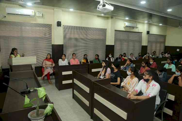 H.M.V. Collegiate Sr. Sec. School organized extension lecture on Ayurveda and Lifestyle 