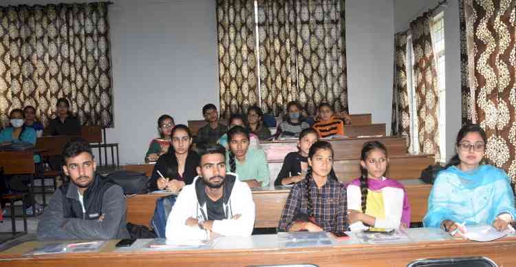 Lyallpur Khalsa College organized One day DST sponsored hands in training workshop on “Essential oil extraction and analysis”