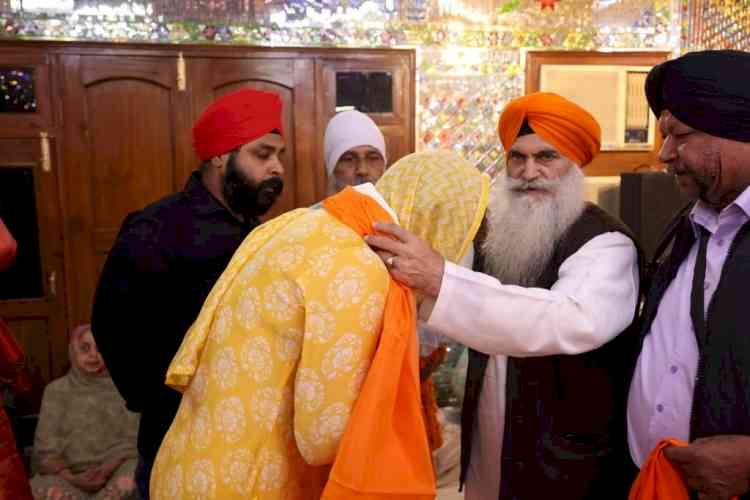 Priyanka offers prayers in UP Gurudwara