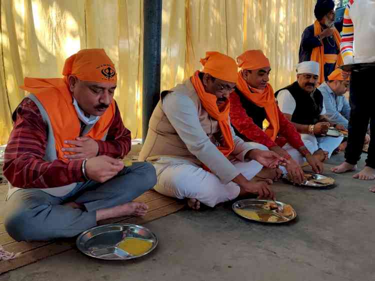 On occasion of Guruparb, BJP leaders greeted sangat at gurudwara